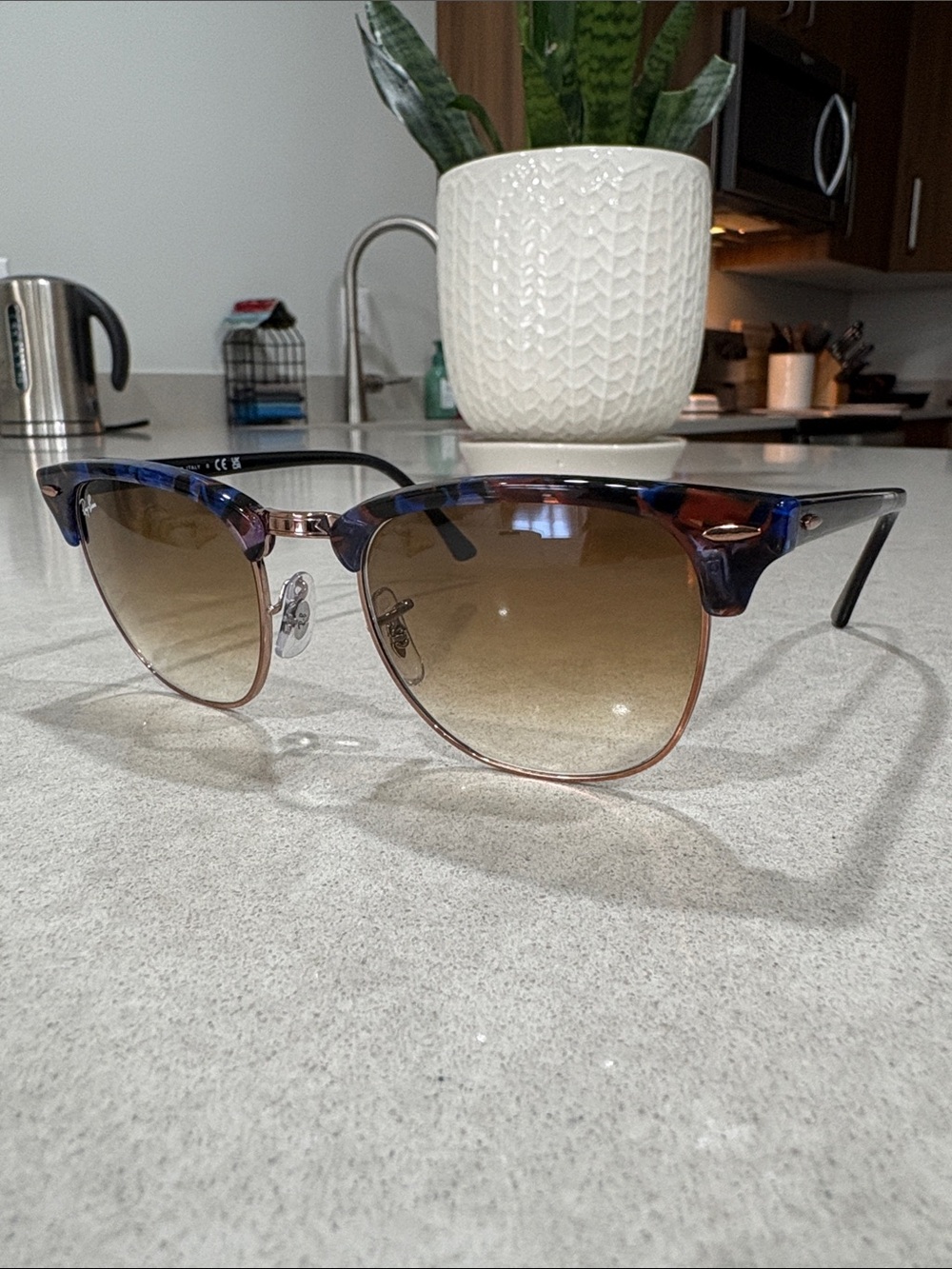 Like New Women’s Ray-Ban Clubmaster Sunglasses with Polarized Lens - Picture 2 of 3